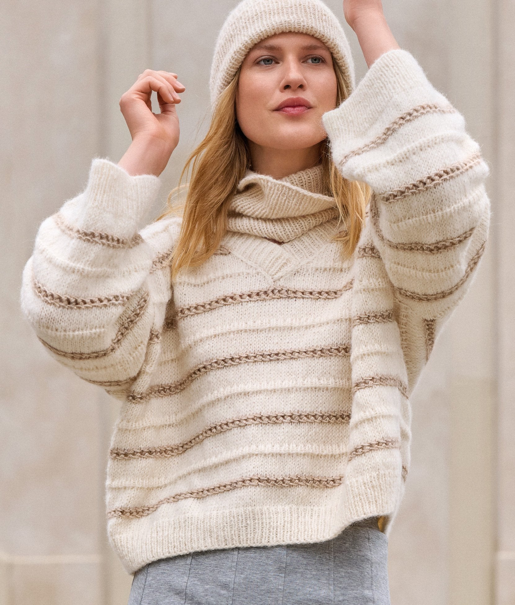 V-Ausschnittpullover · NATURAL ALPACA PELO