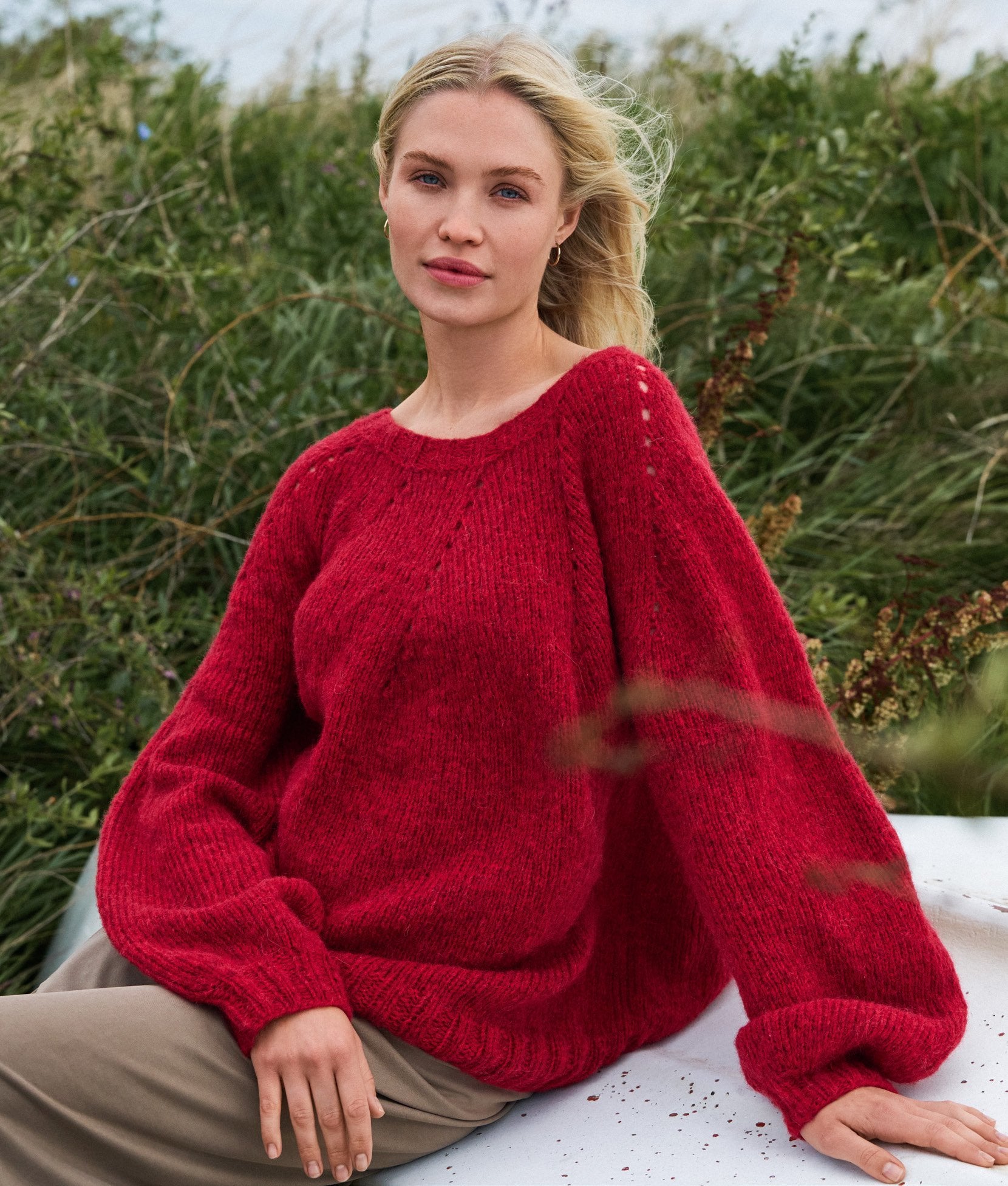 RUNDPASSENPULLOVER · AIRY