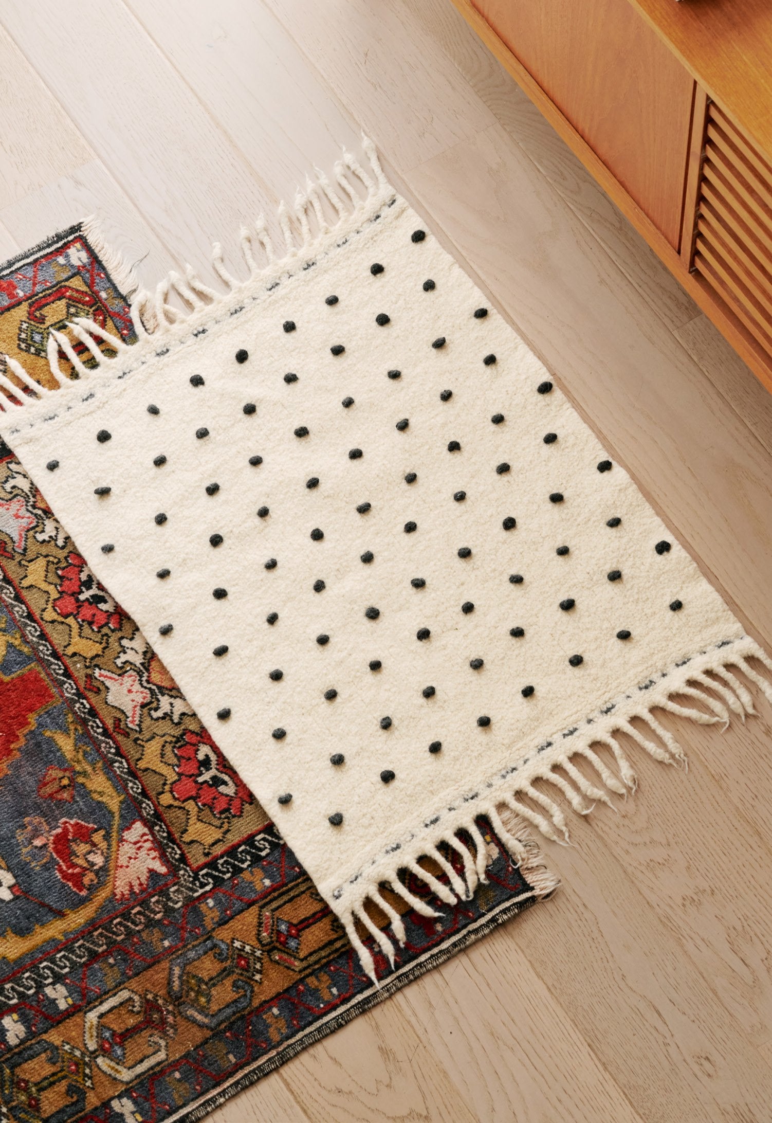 GEPUNKTETER TEPPICH · FELTRO