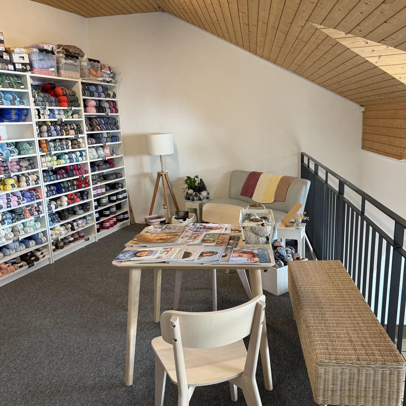 Strickatelier solaine im Obergeschoss mit Lana Grossa Garnen