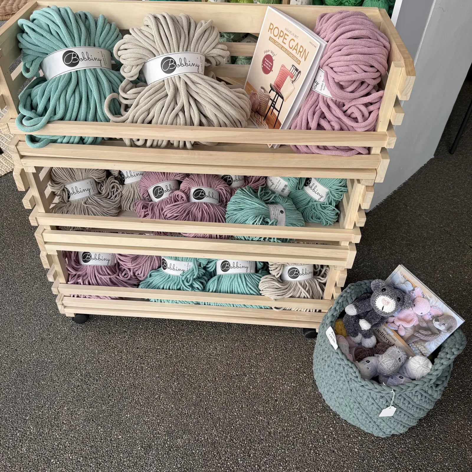 Bobbiny Rope Yarn Holzkiste mit Amigurumi-Korb