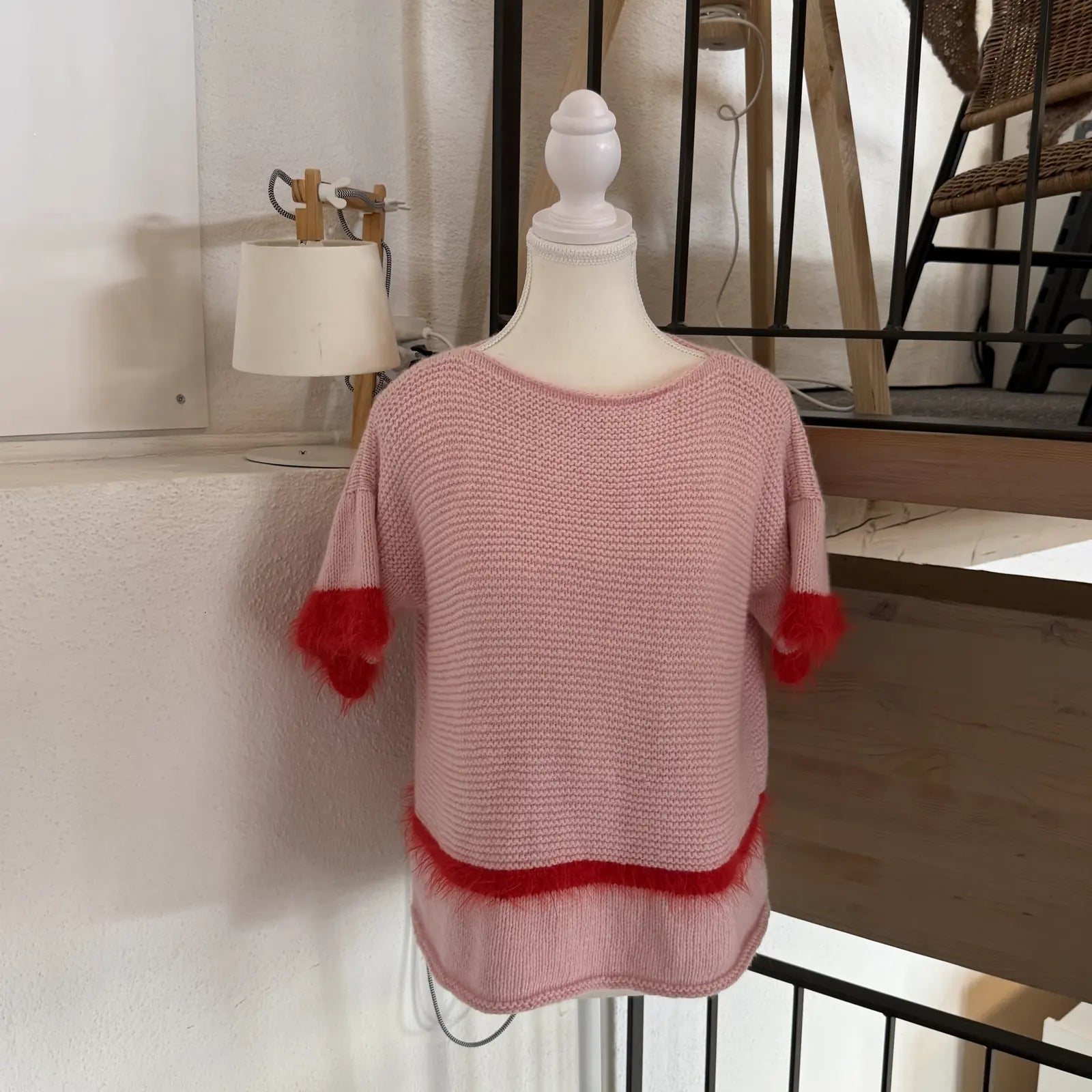 Gestricktes rosa Top mit roten Mohair-Akzenten