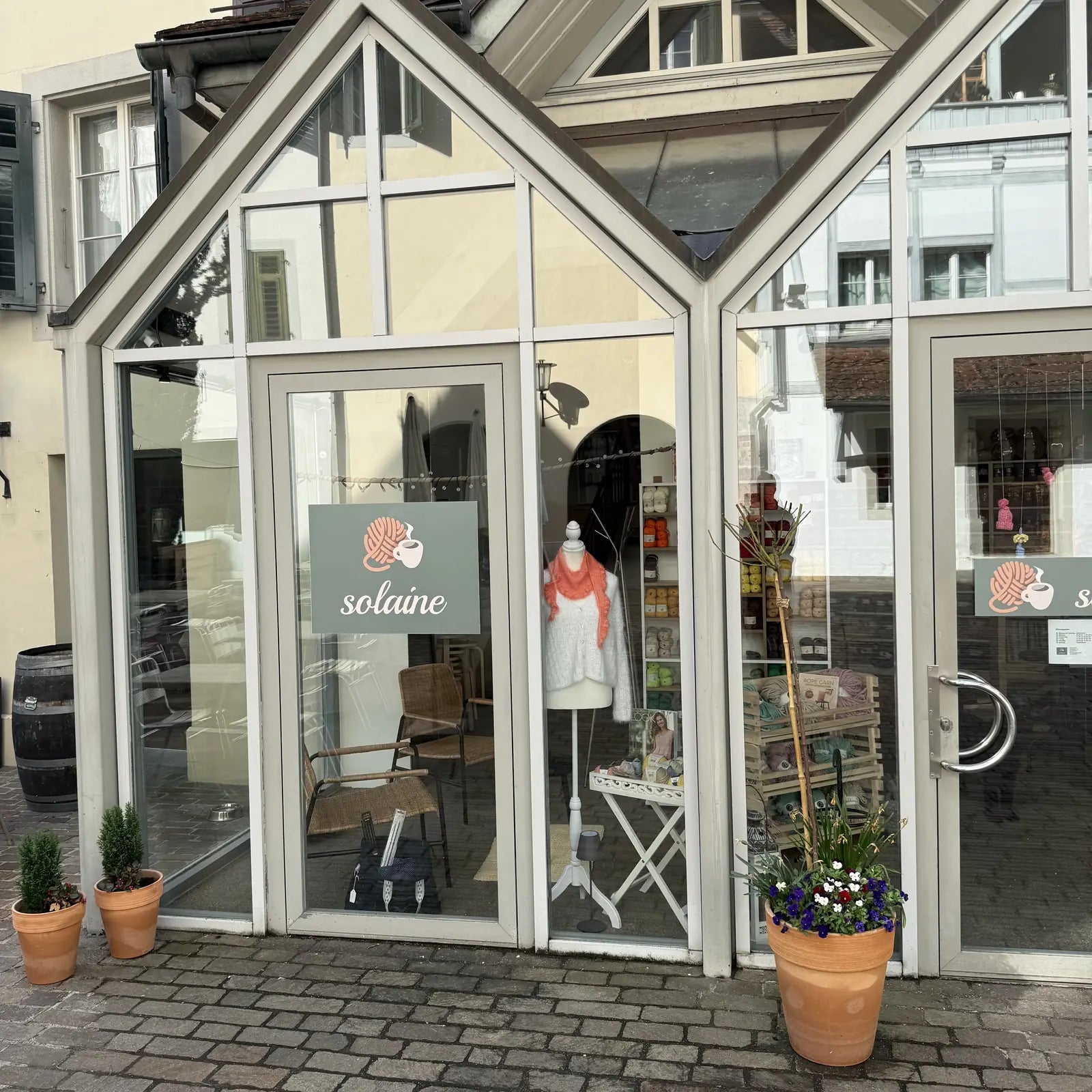 Schaufenster solaine mit gestricktem Tuch und Wolle